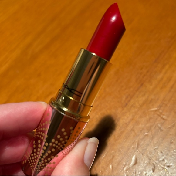 MAC Lustreglass Lipstick Put A Bow On It - Picture 5 of 16